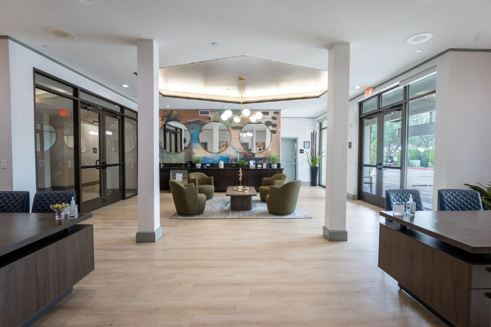 Open-plan lounge with columns, a domed ceiling detail and a bar counter along one wall.